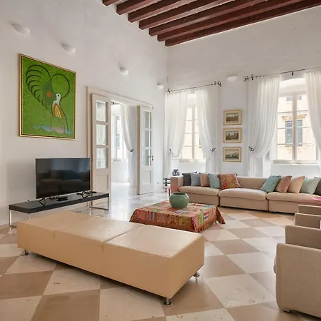 The Palace 44 Apartment